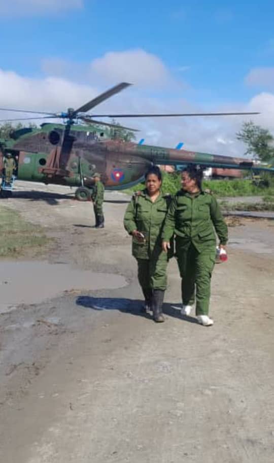PartidoPCC's tweet photo. No hay espacio para el descanso y menos para el desaliento. En las últimas horas han sido constantes los vuelos de helicópteros, el movimiento de medios anfibios, de camiones, ómnibus y trenes, conducidos y tripulados por cubanos decididos a salvar a sus compatriotas. #FuerzaCuba https://t.co/SEK4yW1dlR