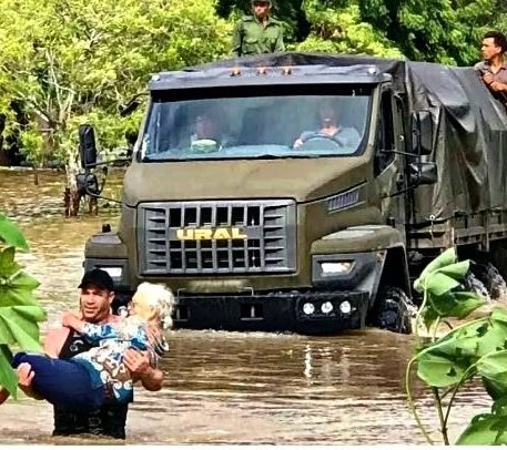 No hay espacio para el descanso y menos para el desaliento. En las últimas horas han sido constantes los vuelos de helicópteros, el movimiento de medios anfibios, de camiones, ómnibus y trenes, conducidos y tripulados por cubanos decididos a salvar a sus compatriotas. #FuerzaCuba