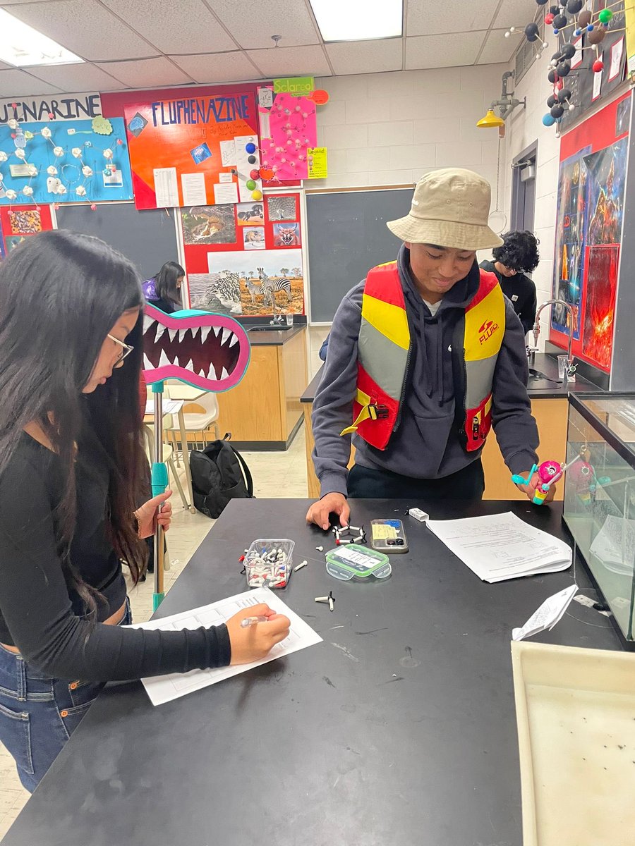 mpsjscience's tweet photo. Gr 11 IB Bio students model building in costume hits a bit different 😆 🎃 #mpsjbio ⁦@PowerIB⁩ ⁦@MPSJ_TCDSB⁩ https://t.co/Vp8KskfEkk