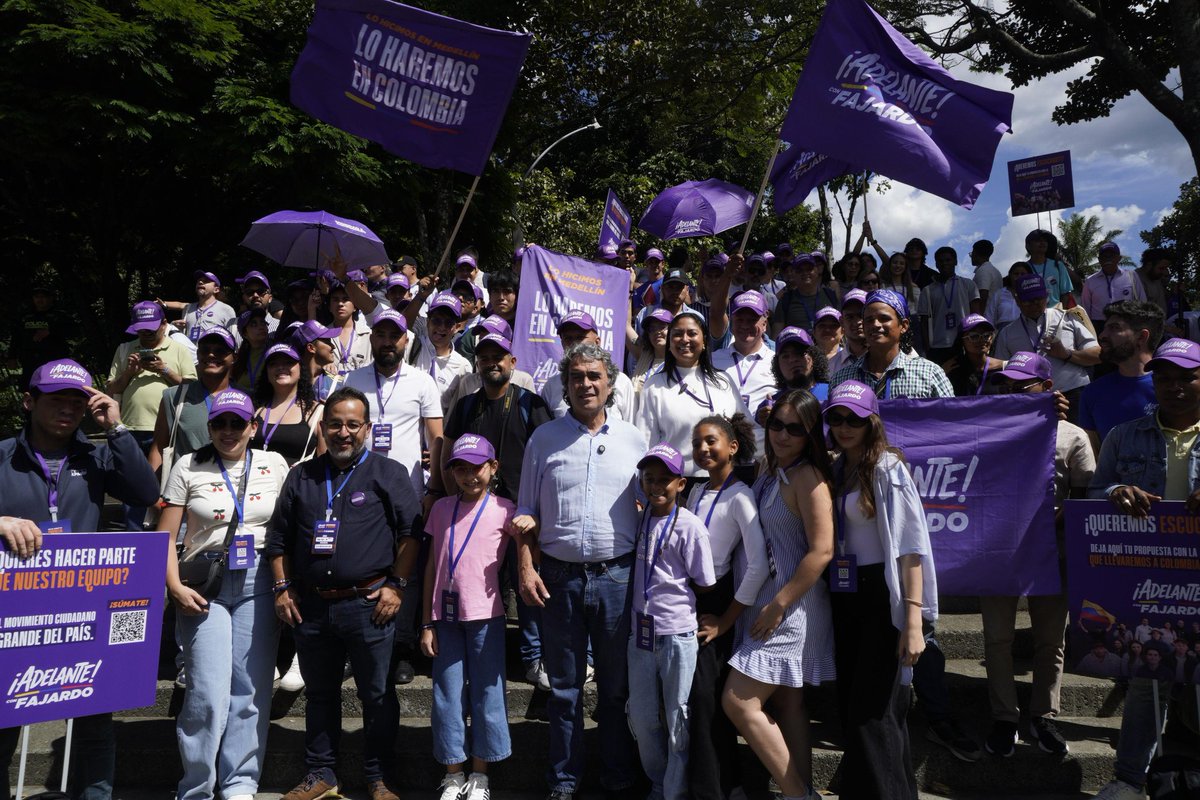 Maratón de hoy por Medellín y las obras de <a href="/sergio_fajardo/">Sergio Fajardo</a>
"lo más bello, para los más humildes"
#AdelanteConFajardo