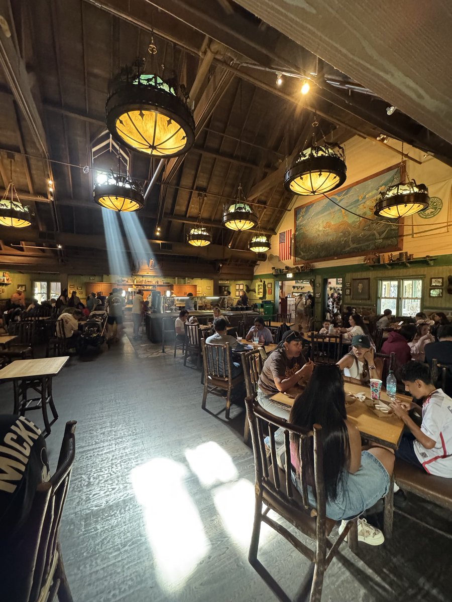 DisPhotography_'s tweet photo. The Mandate of Heaven shining down on Restaurantosaurus prior to its impending closure https://t.co/Ag9wO3qVdT