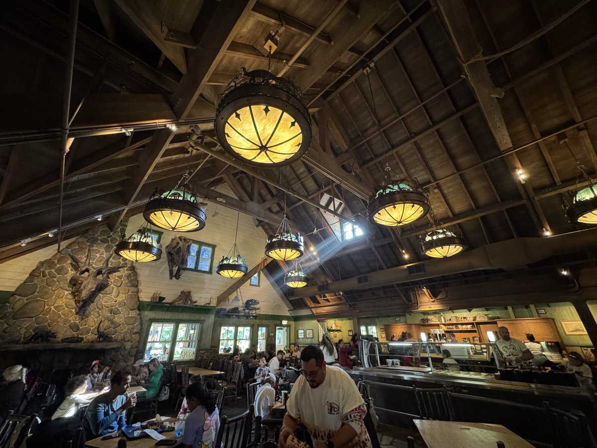 DisPhotography_'s tweet photo. The Mandate of Heaven shining down on Restaurantosaurus prior to its impending closure https://t.co/Ag9wO3qVdT