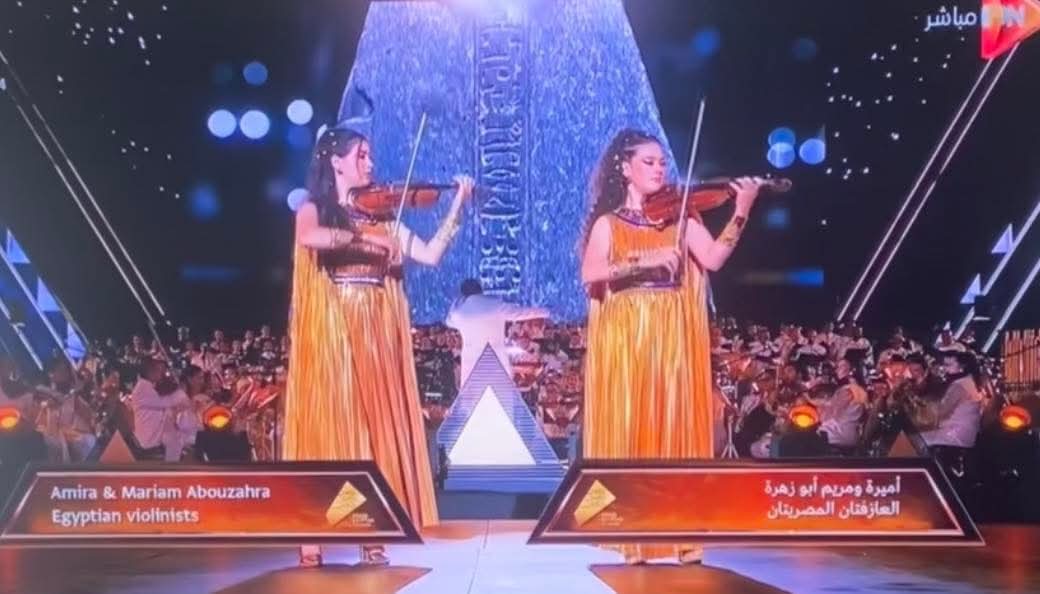 saherslah's tweet photo. من جمال اللبس👑🥻
 لحلاوة الموسيقى اللى بتتعزف من كل حته في العالم بقيادة الأوركسترا المصرية🎶🎻
لعظمة العروض والأضواء اللي أبهرت العالم✨🎆
لرسالة العالم كله شافها مش بس سمعها
🇪🇬مصر بلد السلام🇪🇬
فخورة أني مصرية

#المتحف_المصري_الكبير
#هديه_مصر_للعالم
#GrandEgyptianMuseum https://t.co/b271ZSxOre