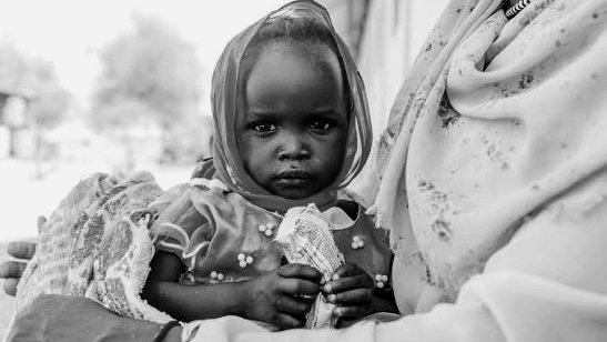 OSNMITALY's tweet photo. COMUNICATO STAMPA
#OperatoriSanitarinelMondo
#Sudan: accesso umanitario bloccato, operatori #sanitari sotto attacco
Negli ultimi mesi la crisi umanitaria in #Sudan ha raggiunto livelli drammatici. In passato alcune organizzazioni riuscivano ancora a far arrivare aiuti #umanitari nelle aree più colpite attraverso lanci aerei, come accadeva anche a #Gaza. Oggi, però, tutte le vie di accesso risultano completamente bloccate: non è più possibile effettuare consegne né via terra né dal cielo.
Anche gli operatori sanitari e umanitari sono diventati #bersagli delle violenze. Secondo le informazioni raccolte, cinque volontari della Mezzaluna Rossa sudanese sono stati assassinati. Nel Darfur il rischio è estremo: chi cerca di portare cure e assistenza mette in pericolo la propria vita.
Le RSF (Forze di Supporto Rapido) non riconoscono né gli aiuti né il personale umanitario, rendendo impossibile qualsiasi intervento.
Operatori Sanitari nel Mondo condanna fermamente questi attacchi e rinnova l’appello alla comunità internazionale affinché si garantisca un accesso umanitario immediato, sicuro e senza restrizioni, e si protegga il personale #sanitario che ogni giorno rischia la vita per assistere la popolazione civile.
Per informazioni stampa:
Ufficio Comunicazione – Operatori Sanitari nel Mondo
operatorisnm@hotmail.com
https://t.co/btDO55T73b