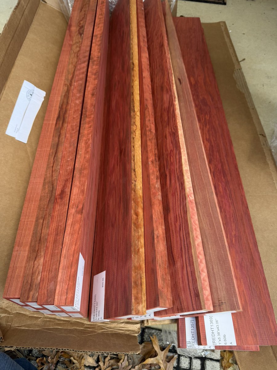 BrowneWorks's tweet image. Finally able to obtain some Redheart wood after several months. This is a naturally vibrant red color hardwood. It is normally from southern Mexico , Brazil, and Paraguay.