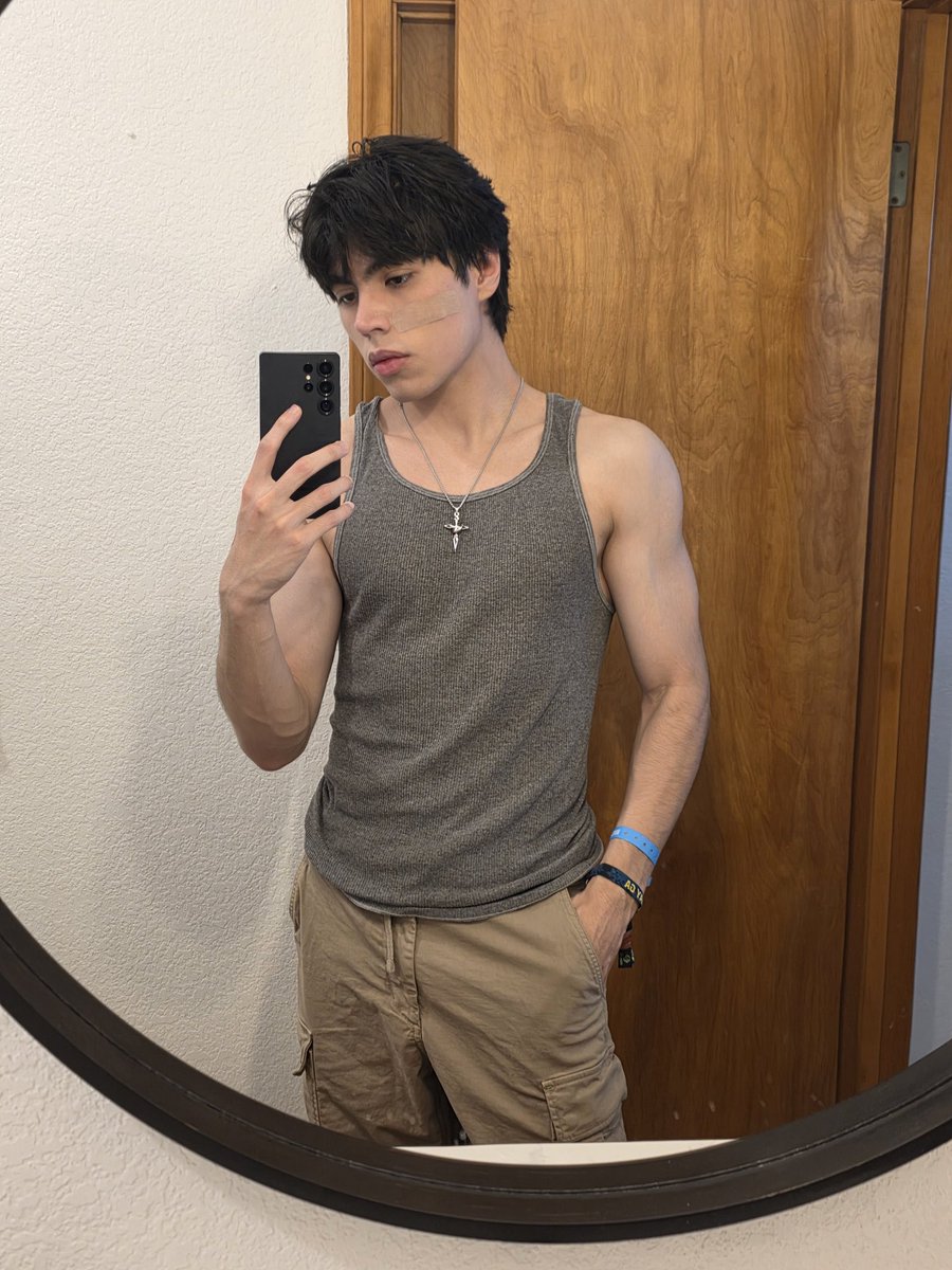 Escape day 2 TODAY if any moots wanna meet there lmk :3