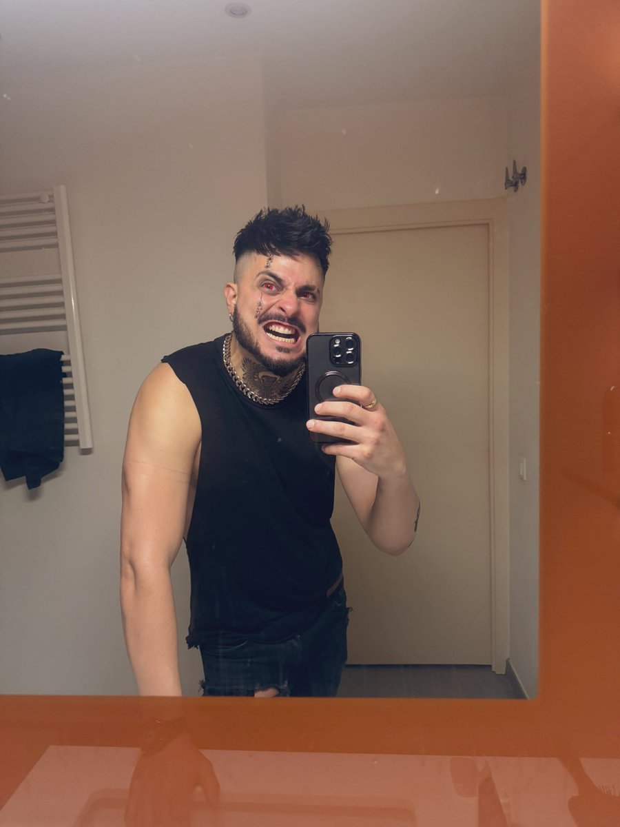 Machchado's tweet image. Tu vampiro de confianza.
Antes y después de que la corega se venciera.