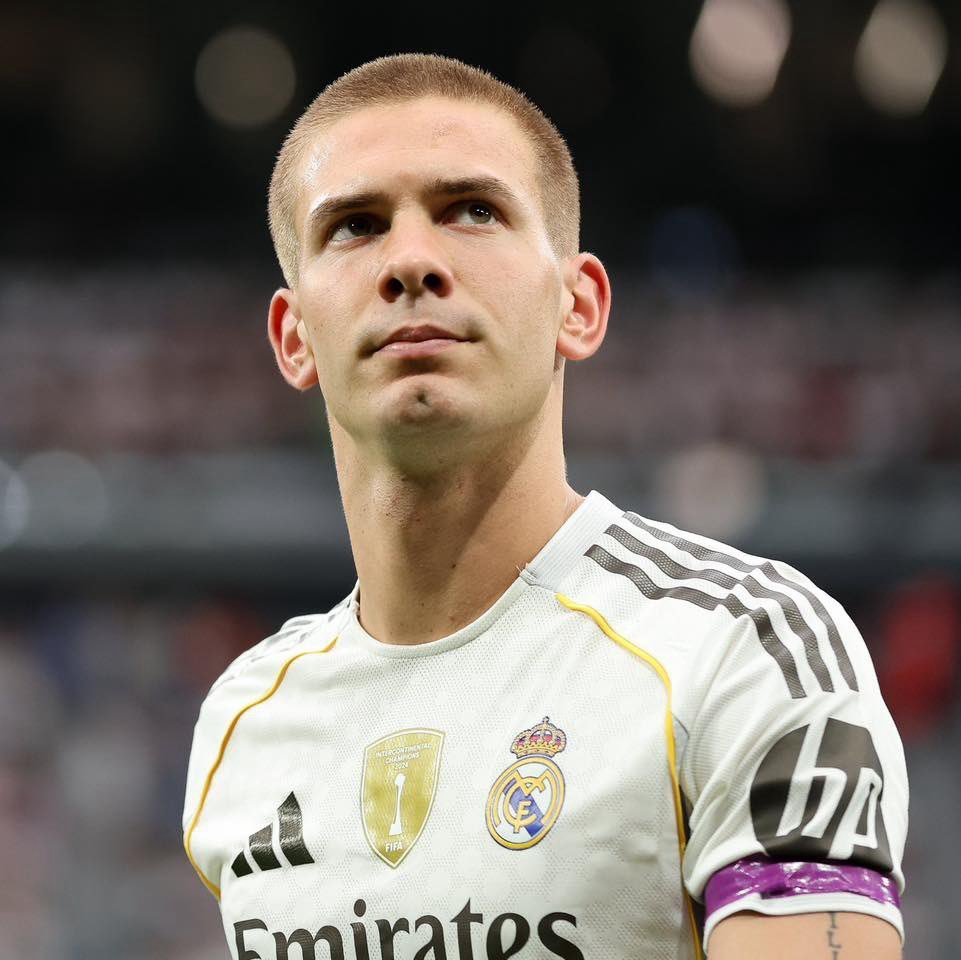 Titular. ⚪️🇦🇷

Le pongo unas fichitas al gol de Mastantuono hoy.