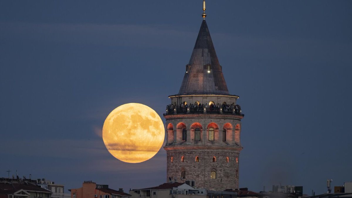 b_ozcan59's tweet photo. Umudun turnası
Nasıl da yükseliyor gökyüzüne
Davran hele davran hele
Acılarımın gözbebeği
Senin sesin yenilgi tanımaz
Bu abluka dağılacak… https://t.co/NnvvqQPcil