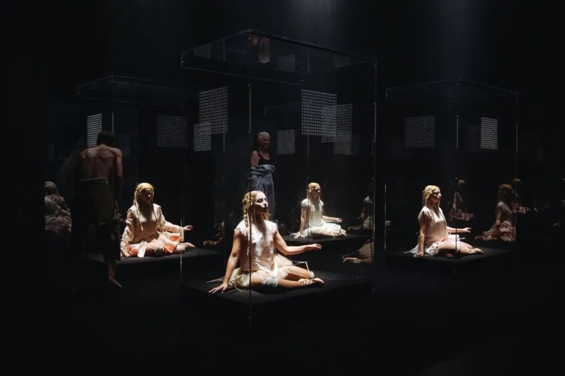 ‘Little Women’ al <a href="/teatrelliure/">Teatre Lliure</a> s’inspira molt lliurement en el clàssic, posant el focus en la pressió estètica i la hipersexualització de la dona des de petites. Malauradament, el muntatge és estrambòtic i sense una dramatúrgia que faci de fil conductor. Un treball corporal🔝