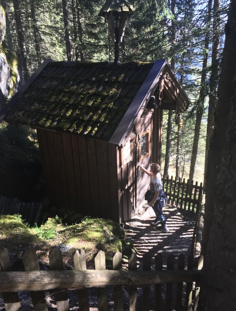 Pyhäinmiestenpäivänä viedään kynttilöitä haudoille. Kun asuin Itävallassa, tämä pieni kappeli kotini lähellä oli se paikka, missä sytytin oman kynttilän. Tuossa paikassa oli tunnelma tiiviimpi kuin missään kirkossa.