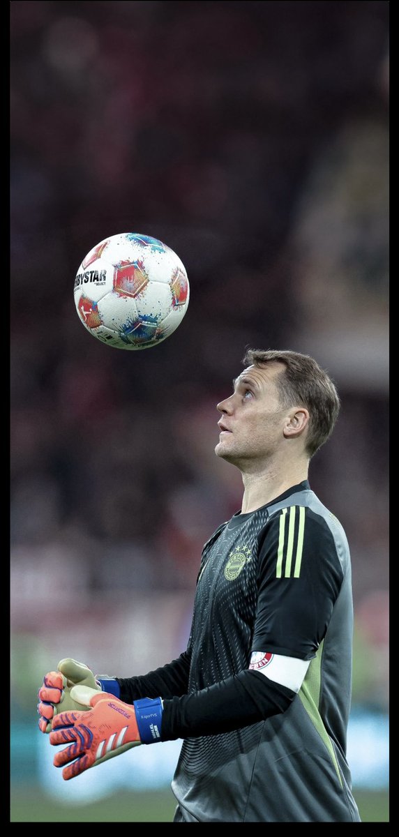 y3zied's tweet image. والعُمر نَحوَ الأربعينِ يَجري مُسرعاً 
والرُوح لا زالت على العشرينَ ثابته ..