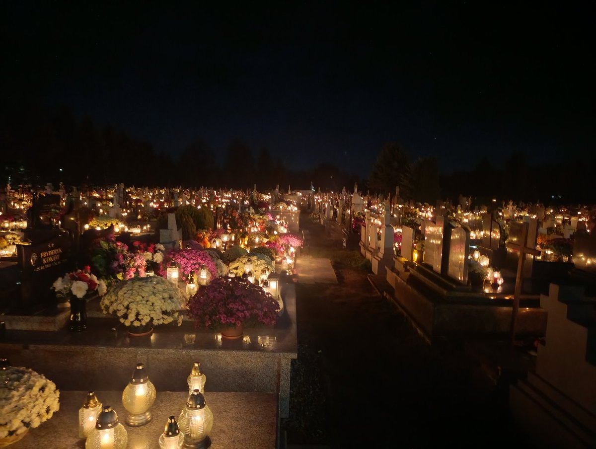 Też uwielbiacie chodzić na cmentarze wieczorami?
Tu akurat Wyszatyce koło Przemyśla, w tej alejce leżą moi dziadkowie. Najlepsi ludzie jakich w życiu spotkałem...