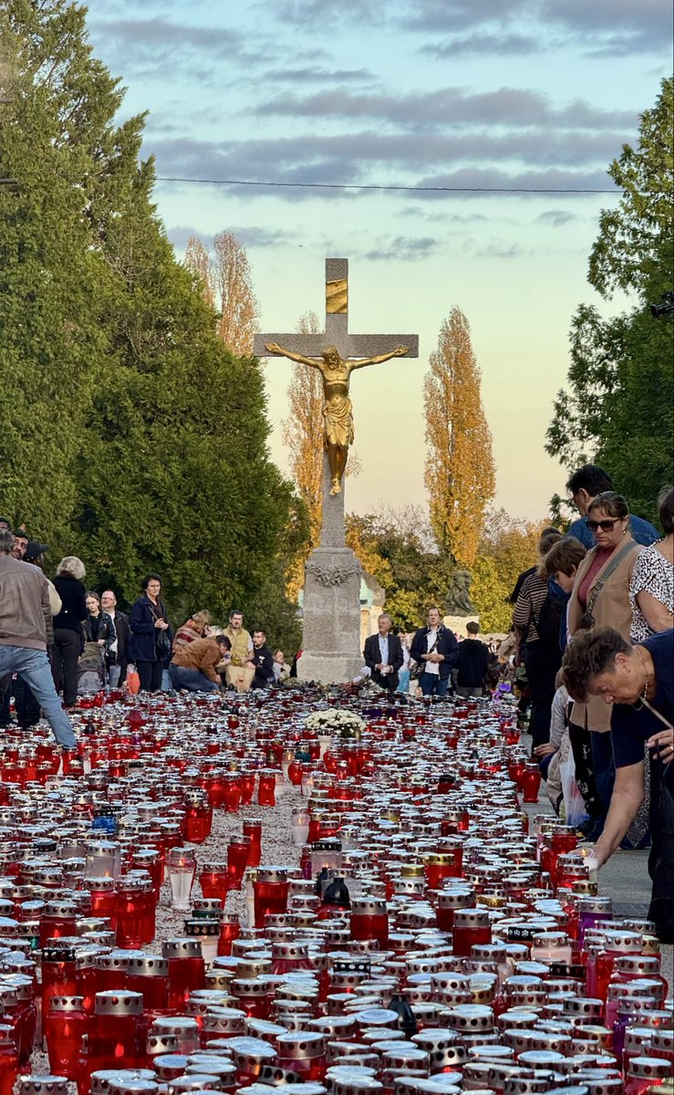 🇭🇷 Blagdan Svih svetih, Mirogoj, Zagreb 🕯️❤️
🇬🇧 All Saints’ Day, Mirogoj Cemetery, Zagreb, Croatia