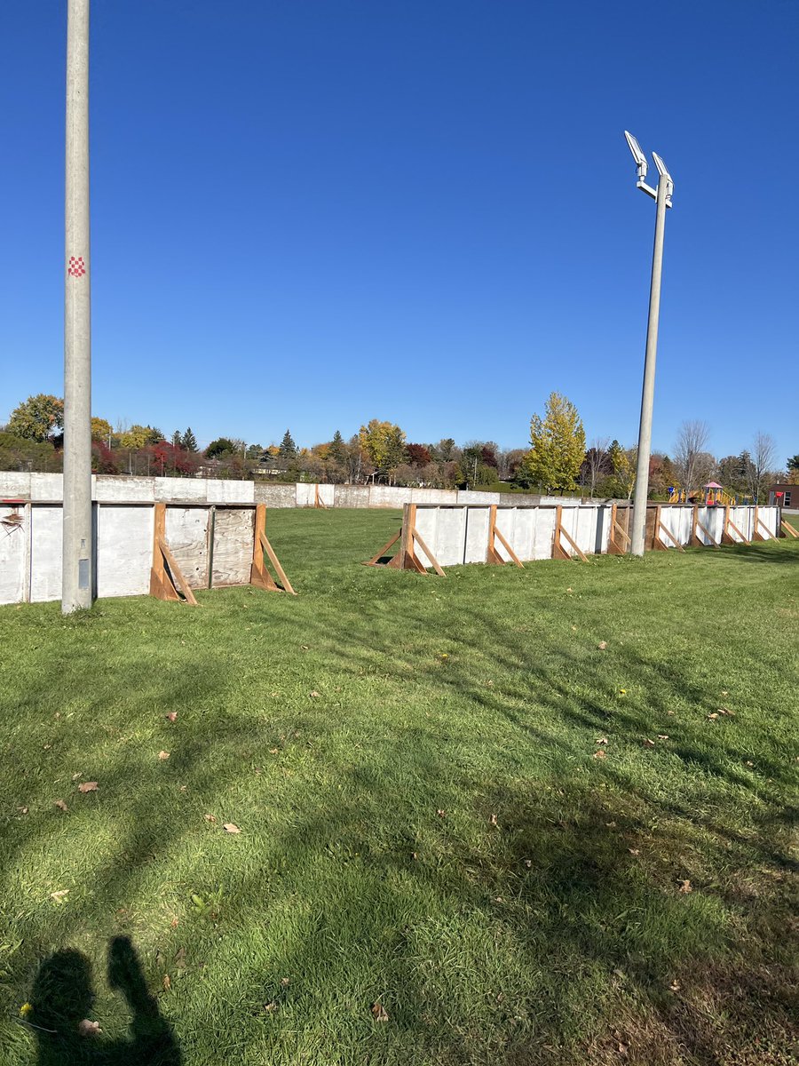 Rinks are an integral part of our winters. 🏒

Did you know it is your community association that maintains them? 

We are always looking for volunteers to help maintain the rinks at Arnott, Pauline Vanier and Paget parks. 

Contact us at: rinks@riversidepark.ca