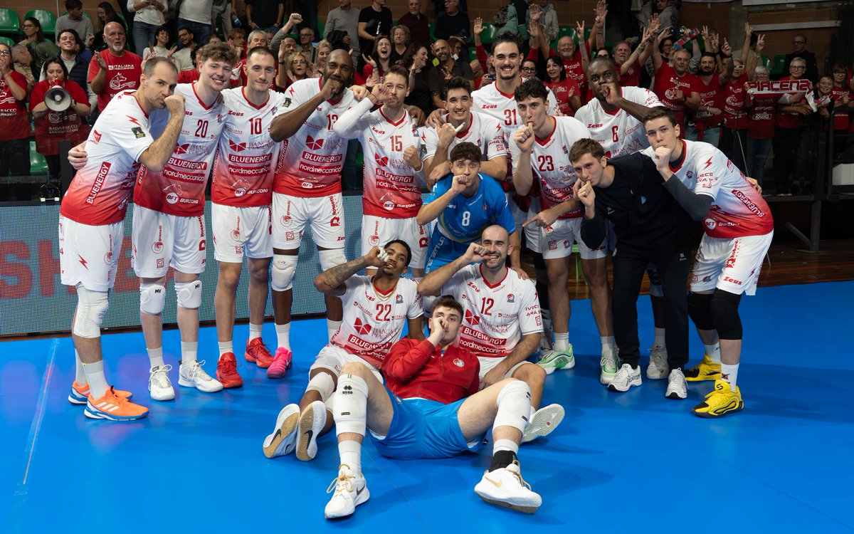 GasSalesVolley's tweet photo. 📸☺️👍🏼🐺⚪️🔴

#CuneoPiacenza #Superlega #LupiBiancorossi https://t.co/vaBcVLjUtE