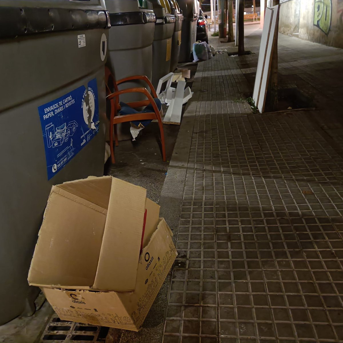 AlexRiguillo's tweet photo. C/Onze Setembre, #Mollet.

Viure amb 6 contenidors davant les finestres (cuina i habitacions) de casa.

Ens esteu fent viure en una deixalleria.

Dia #574.

@PSCMollet @molletopina @JuntsMollet @aramolleterc @EUiAMollet @residuscat @DiariSomMollet @el9nou_vor @sindicdegreuges https://t.co/BS0nuApB3l