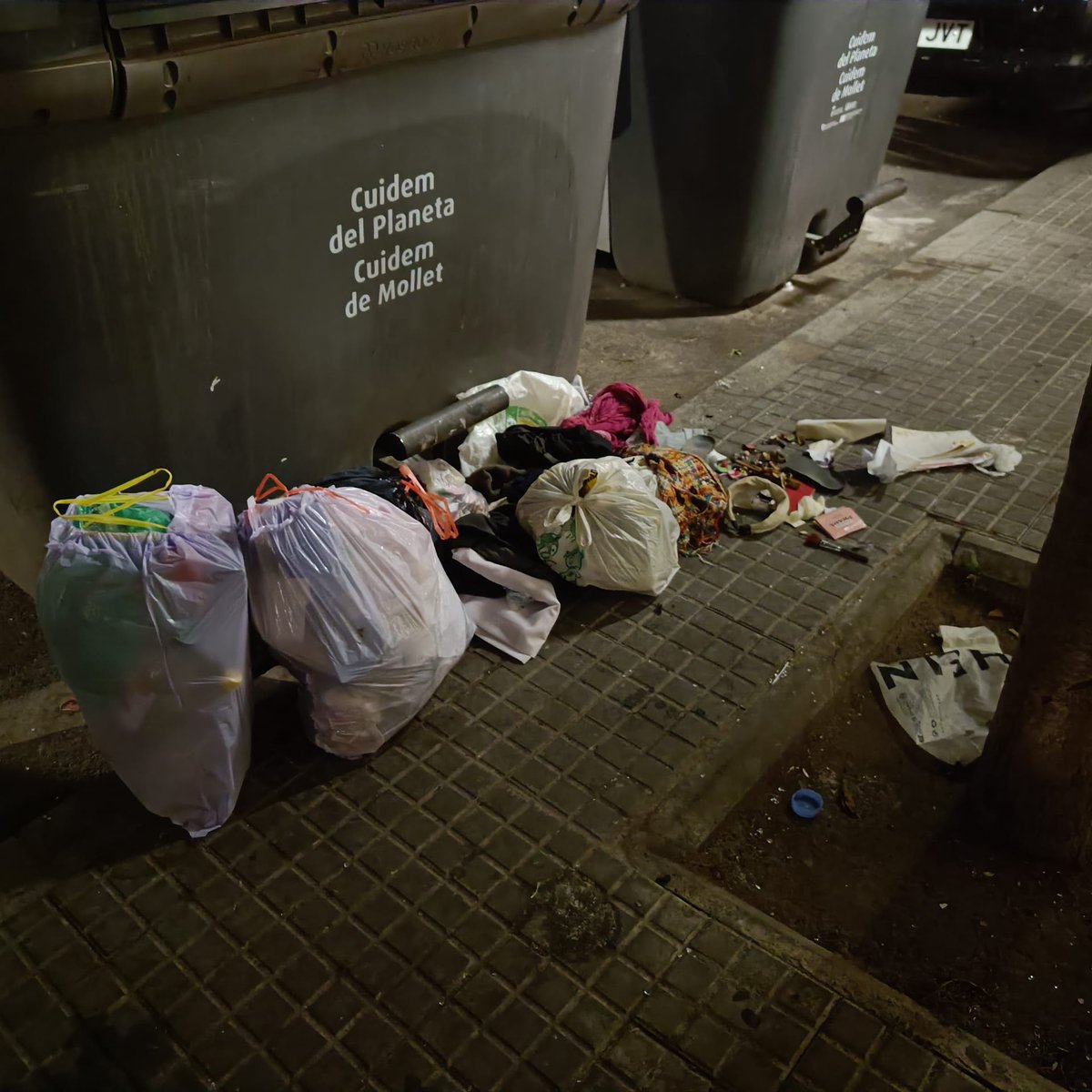 AlexRiguillo's tweet photo. C/Onze Setembre, #Mollet.

Viure amb 6 contenidors davant les finestres (cuina i habitacions) de casa.

Ens esteu fent viure en una deixalleria.

Dia #574.

@PSCMollet @molletopina @JuntsMollet @aramolleterc @EUiAMollet @residuscat @DiariSomMollet @el9nou_vor @sindicdegreuges https://t.co/BS0nuApB3l