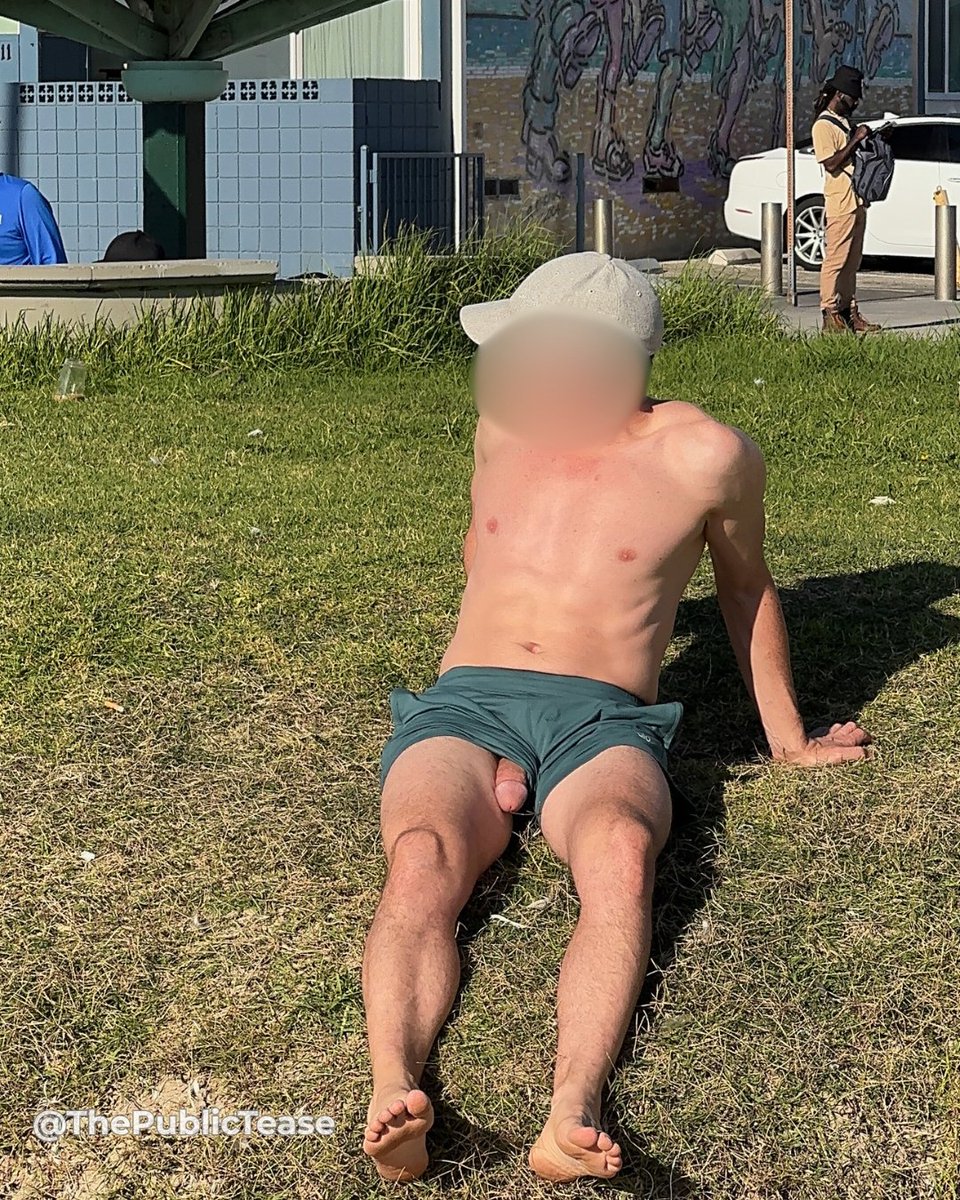Sun feeling so good 🤤

#showoff #publicexhibitionist #exhibflasher #publiccruising #freeballing #hungbulge