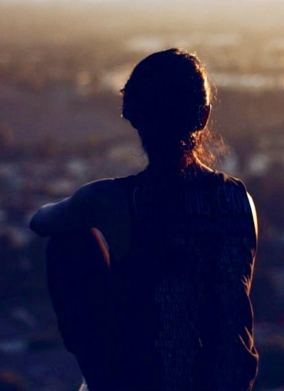 •••••

O kaldırıma oturdum,
İçime oturanlarla beraber,
             _________kalkamadım...