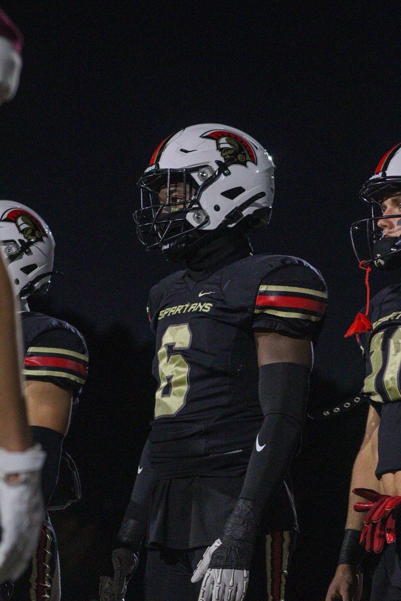 Here are my Junior year regular season highlights!! 8-2 on the regular szn ready for playoffs love this team!!
hudl.com/v/2SjaPg