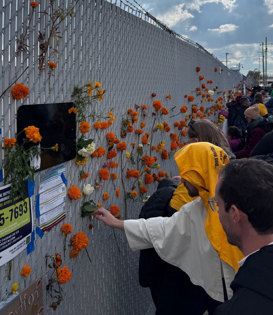 LibTheoPodcast's tweet image. This morning, I served as the MC at a people&apos;s mass organized by the Coalition for Spiritual and Public Leadership outside the Broadview Detention Facility.

We attempted for a second time to bring communion to migrants detained there. ICE turned us away. 1/4