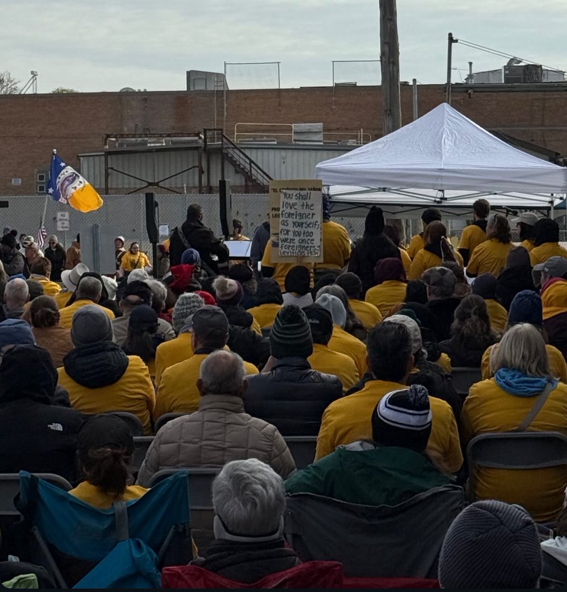 LibTheoPodcast's tweet image. This morning, I served as the MC at a people&apos;s mass organized by the Coalition for Spiritual and Public Leadership outside the Broadview Detention Facility.

We attempted for a second time to bring communion to migrants detained there. ICE turned us away. 1/4