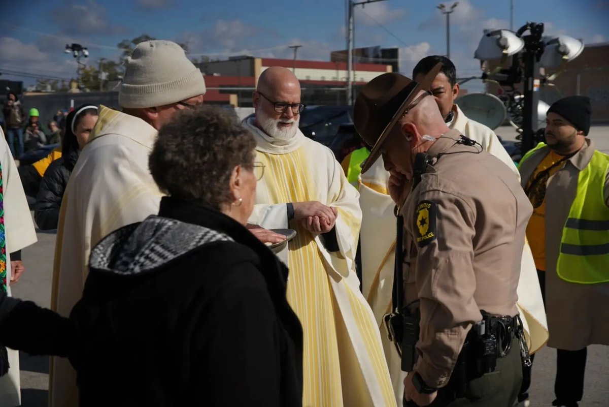 LibTheoPodcast's tweet image. This morning, I served as the MC at a people&apos;s mass organized by the Coalition for Spiritual and Public Leadership outside the Broadview Detention Facility.

We attempted for a second time to bring communion to migrants detained there. ICE turned us away. 1/4