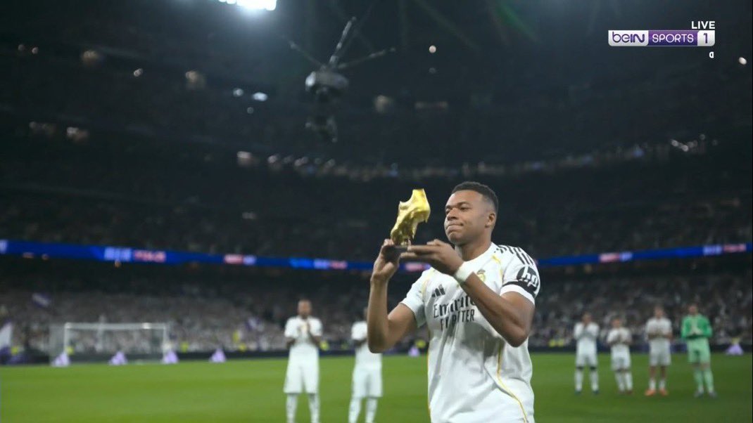 the_marcoliboy's tweet image. Player of the month and Golden Boot displayed and we are silent about it, imagine if it was a Barca player that won these😭