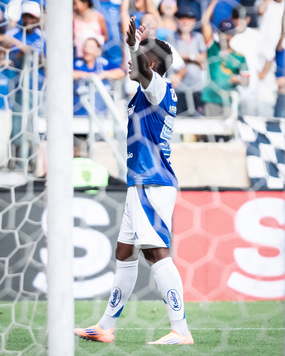 A primeira vez que Arroyo balança a rede com o manto celeste! ⚽️

Vamos, Cheche!! 🦊💙

📸 <a href="/ggaleixo/">Gustavo Aleixo</a> / Cruzeiro

#CRUxVIT #GrandeCampeão