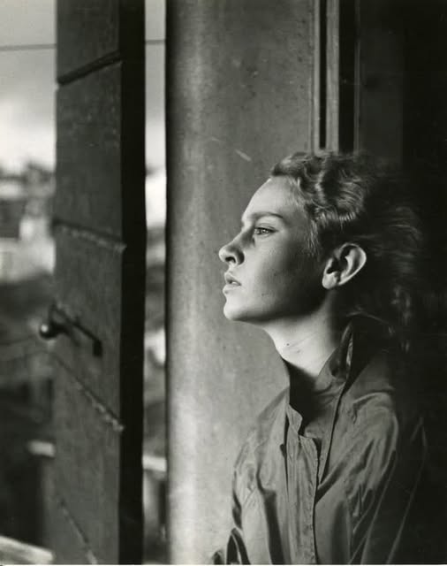 "Aunque la ventana sea la misma, no todos los que se asoman ven las mismas cosas: la vista depende de la mirada".
Alda Merini
📷Paolo Monti