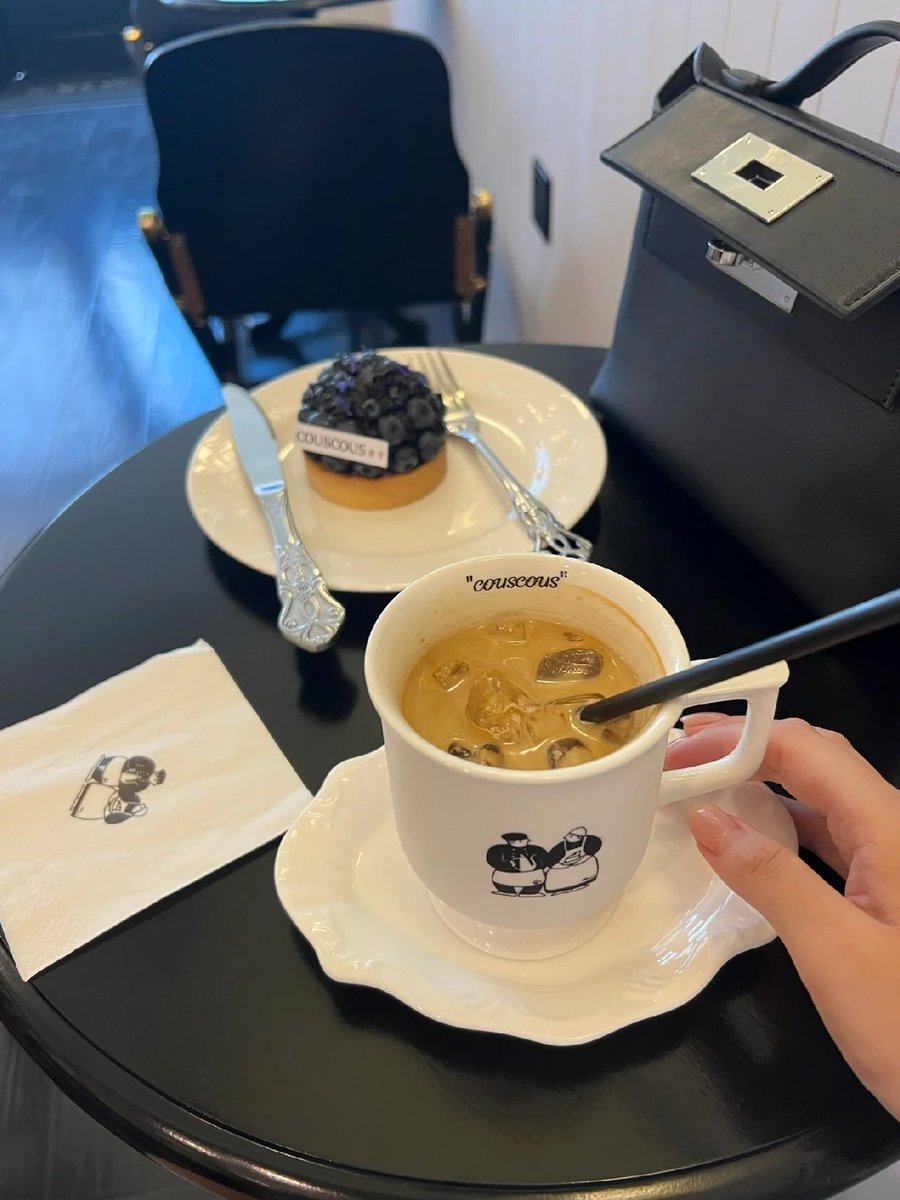 Sweet afternoon🥤🫐🫐