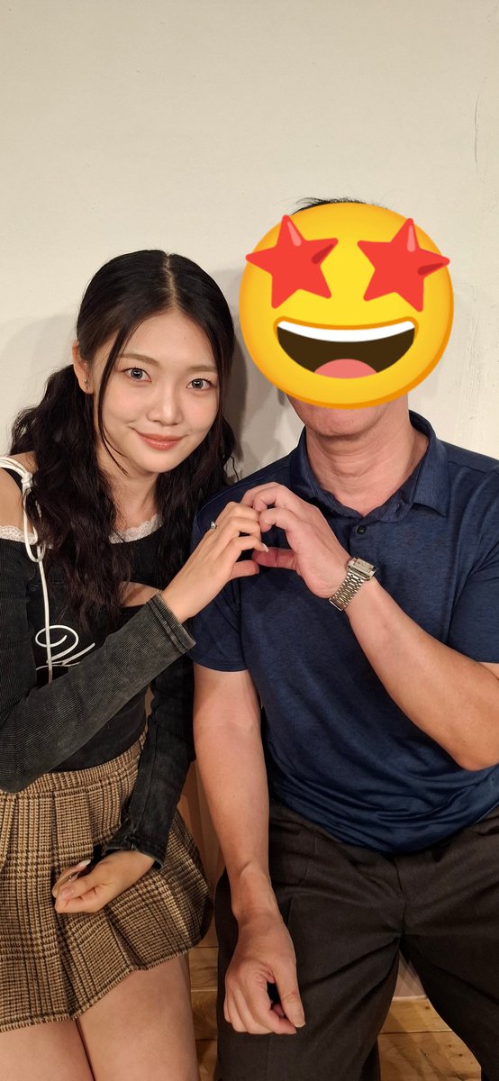 Kinniku18121's tweet photo. 2025/10/25 #EVERGLOW 東京特典会1日目 1部 #ツーショット撮影会 #Onda #オンダ #온다 #조세림。#LADIDA の時だったかツインの団子hairにしていた頃めちゃめちゃ好きだった。それから数年経って初めてお会いしたわけなのですが、もう凄く感じが良くて #感激💘💯。思ってた以上に素敵な人でした😍🥰 https://t.co/eyE3XSKLcm