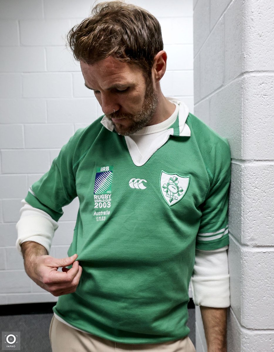 Inphosports's tweet image. Former @Munsterrugby player Barry Murphy wearing Anthony Foley’s Ireland jersey from the 2003 Rugby World Cup ahead of signing the national anthem in Chicago #TheRematch (📸 @DanSheridan2012)