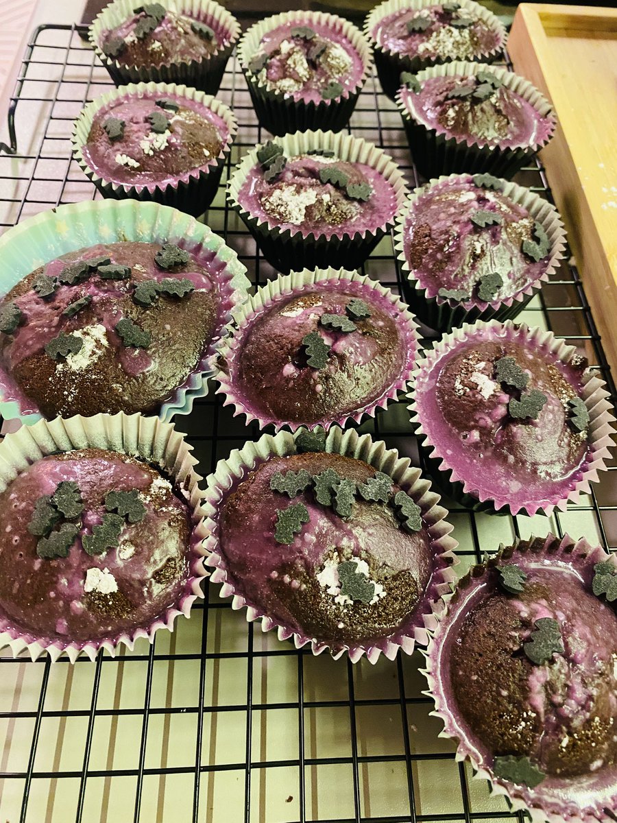 Cooleach's tweet image. Купил к Хэллоуину наборы для выпечки печенек и капкейков по Wednesday. Получилось, естественно, и близко не так красиво, как на картинке, но съедобно.