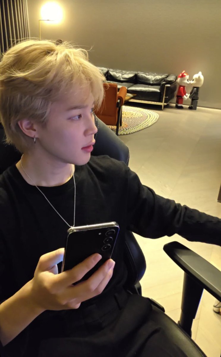 itsjhobie's tweet image. sou army a 6 anos e até hoje não me acostumei com a beleza desse homem. pqp park jimin é um ser celestial