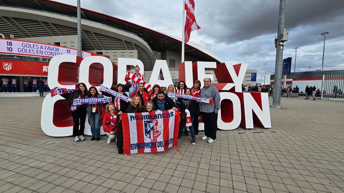Hoy compartimos  foto con <a href="/BcnMetropoliana/">Peña Atlética Metropolitana de Barcelona</a> y con <a href="/Juanarrien9/">⚽Juan⚽</a> 🥰