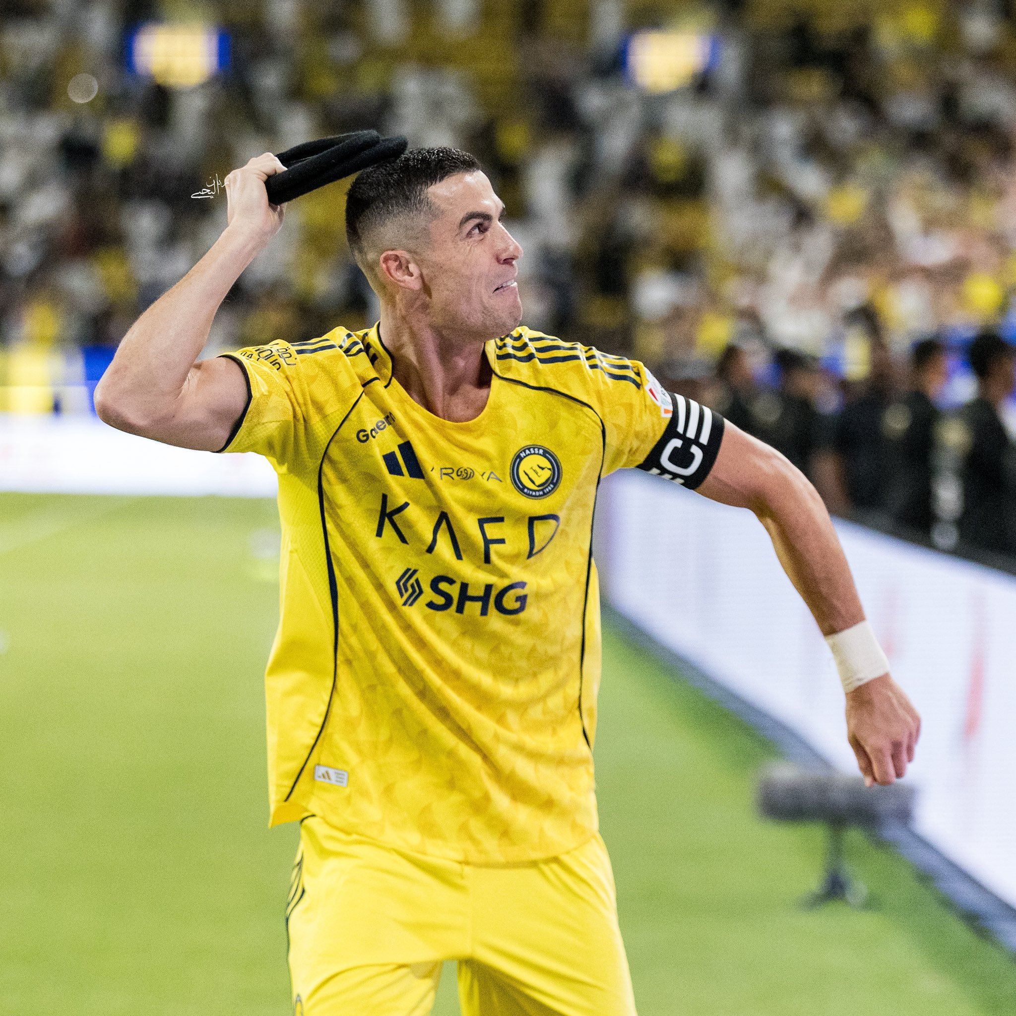 رونالدو حاملاً للعقال. (وكالات)