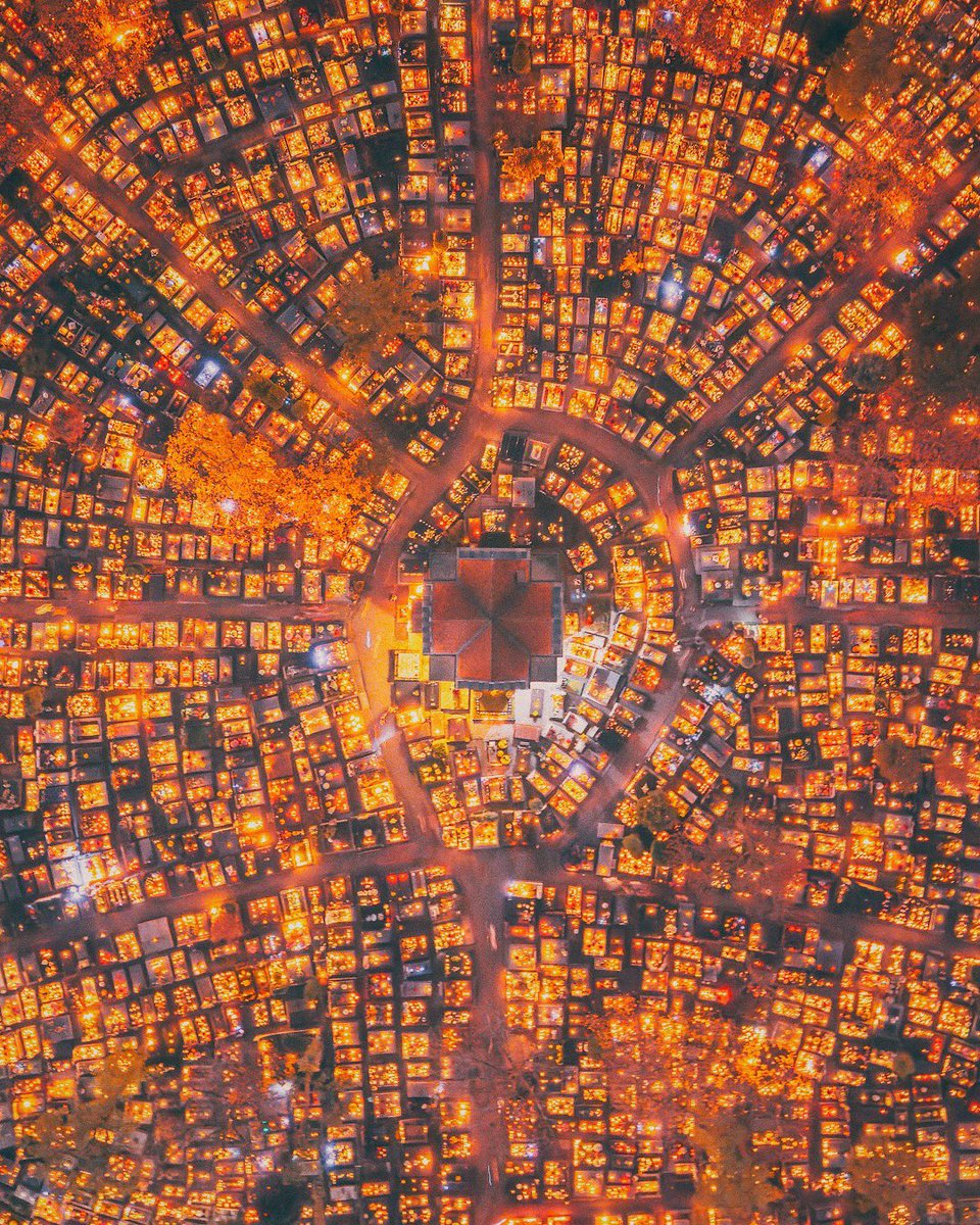 Сегодня Польша светится памятью.