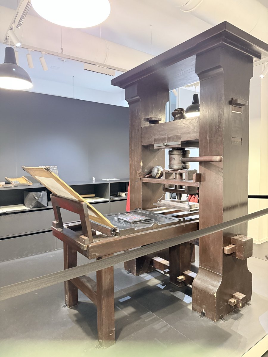 spacewordnerd's tweet image. A dreary fall day 🍁… perfect for old architecture and a museum. 📖Bonus points if you know where I went …?