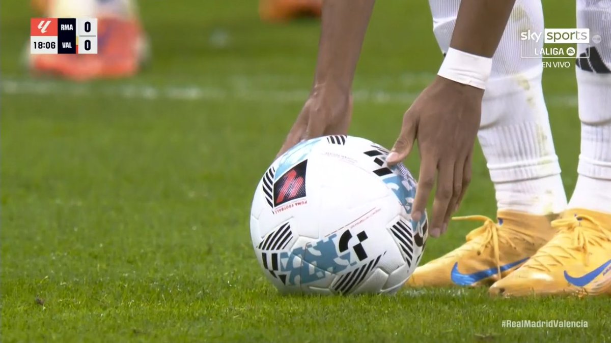 فتحت التلفزيون أشوف ريال مدريد 
أول شي شفته :