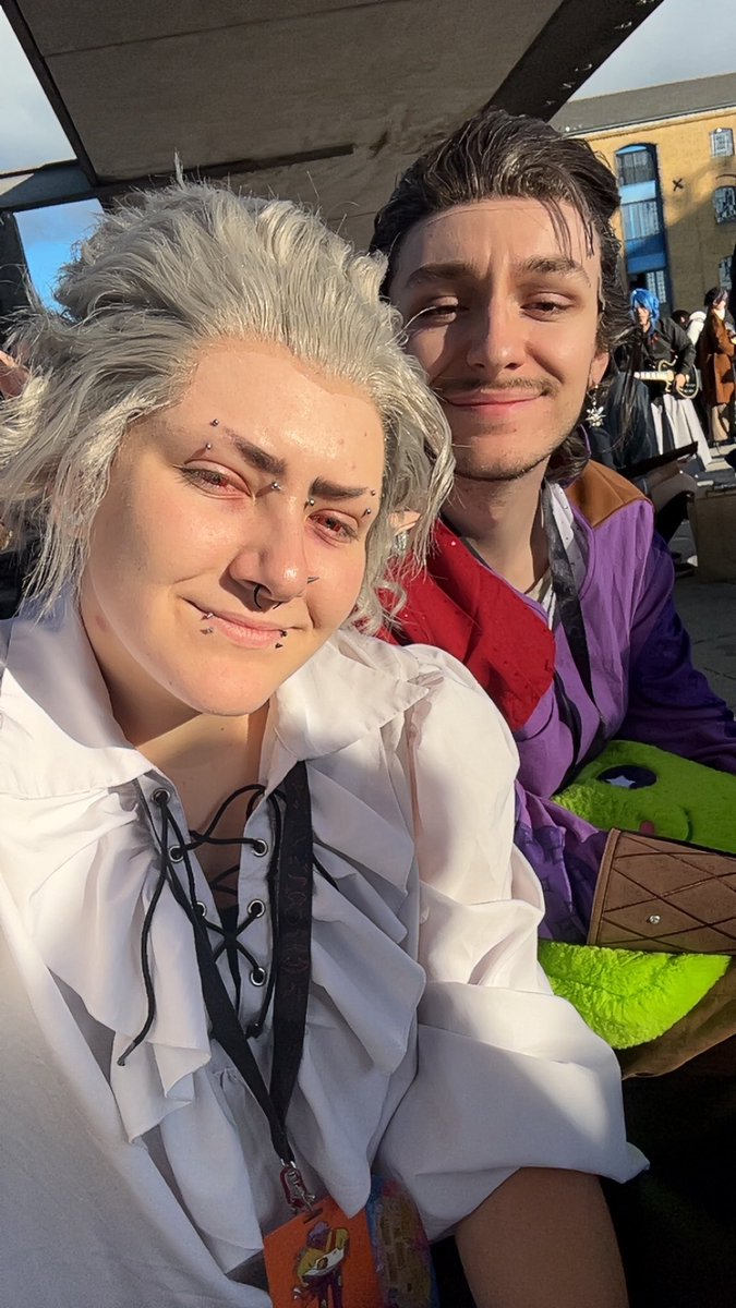 willuvvs's tweet photo. @harrynotaverage Me and my bf did astarion and gale from baldurs gate 3 we lowkey looked better than everyone, 1st pic is us at comic con london so you can see the outfit better https://t.co/pBQztjDN4V