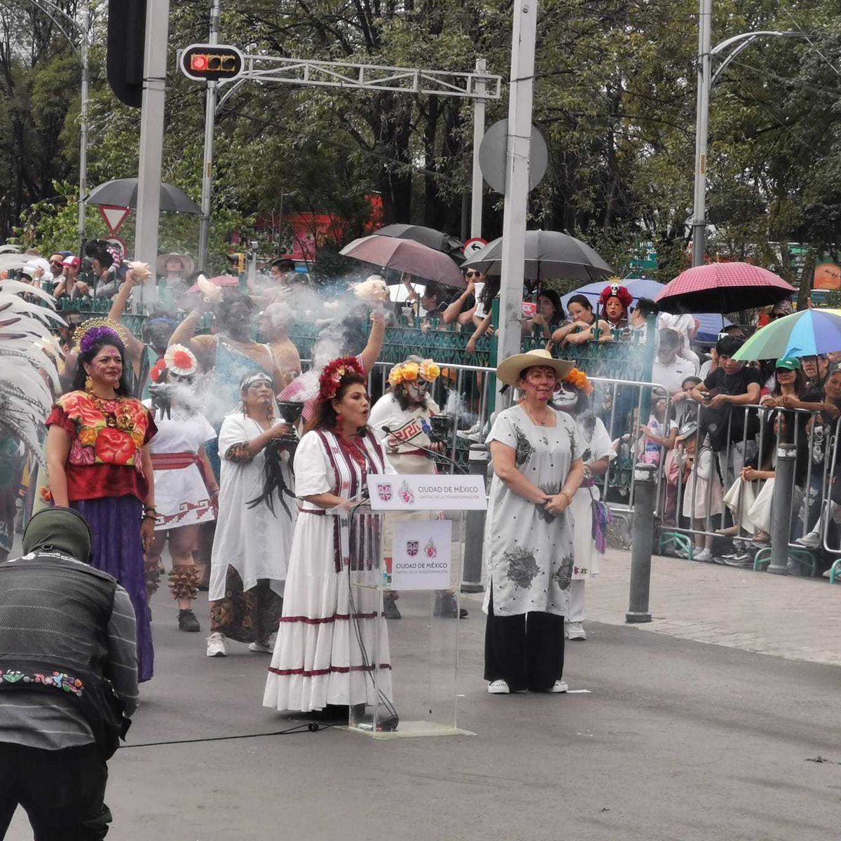 AztecaNoticias's tweet photo. 💀🎉 ¡Arranca el Desfile de Día de Muertos en CDMX!   

Más de 8 mil personas y más de 50 comparsas ya se preparan para llenar de color, música y tradición las calles de la capital. 

El desfile apenas comienza y promete ser uno de los más espectaculares del año. 

Calaveras, catrinas, alebrijes y carros alegóricos celebran la vida en esta fiesta que une a miles.

Vía: @seguragmf