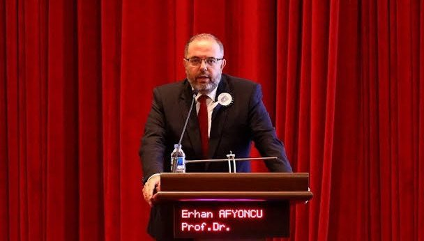 Erhan Afyoncu:

• Türk'üm diyince 'ırkçılık, faşizm' olarak yorumluyorlar.
• Bizim kimliğimizi sınırlamaya kalkmasınlar.
• Biz Türk'üz.