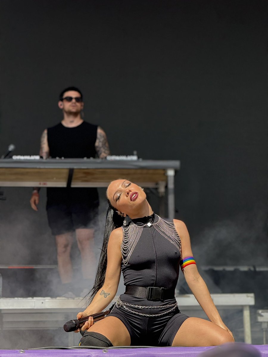 oceansurie's tweet image. la manera que @LenaNarvay sirvió en la marcha 🥵