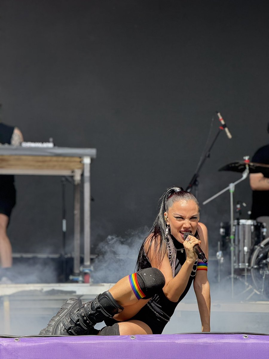 oceansurie's tweet image. la manera que @LenaNarvay sirvió en la marcha 🥵