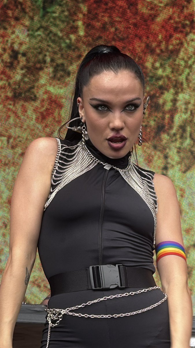 oceansurie's tweet image. la manera que @LenaNarvay sirvió en la marcha 🥵