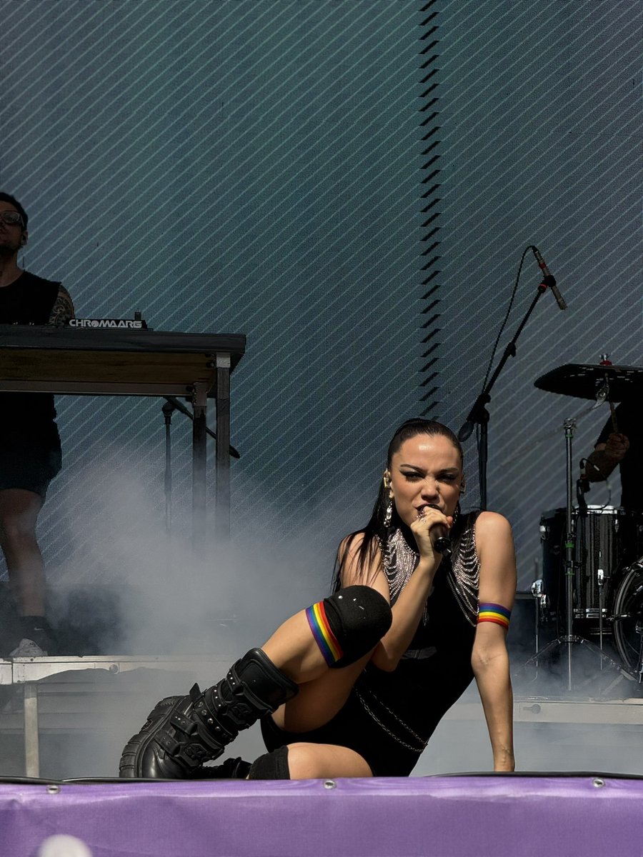 oceansurie's tweet image. la manera que @LenaNarvay sirvió en la marcha 🥵