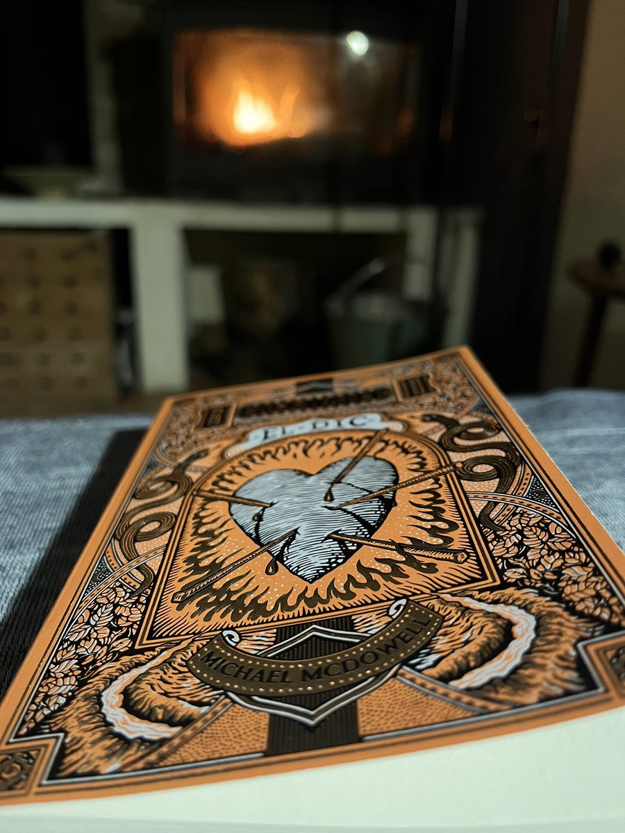 CSalaLlonch's tweet image. Acomiadant la Castanyada enganxada a la saga Black Water. Tot i que crec que l’Elinor és més de Halloween… #blackwater #michaelmcdowell #halloween #castanyada