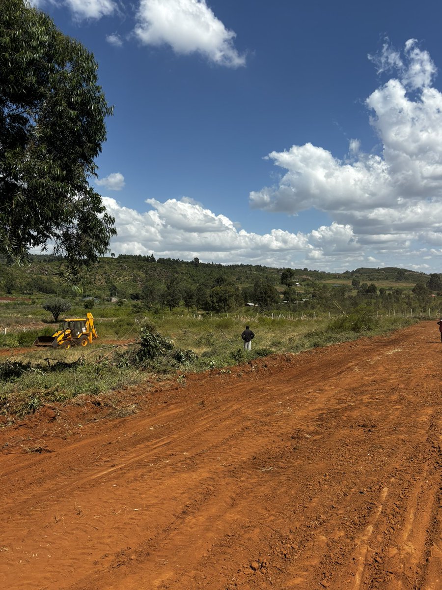 FeNcooH's tweet photo. @KIMANIICHUNGWAH 50x100 Plots in a gated Community 
✅ Ready Title Deeds
✅ Lipa Pole Pole
✅ 2nd row from Kamangu – Ndiguini Road
🕒 40 mins to CBD | 20 mins to Karen | 10 mins to Kikuyu Town
Perfect for your future home or investment.
DM for pricing &amp; site https://t.co/QplHYNqvN7 me 0722555542 https://t.co/nKf99INA4e